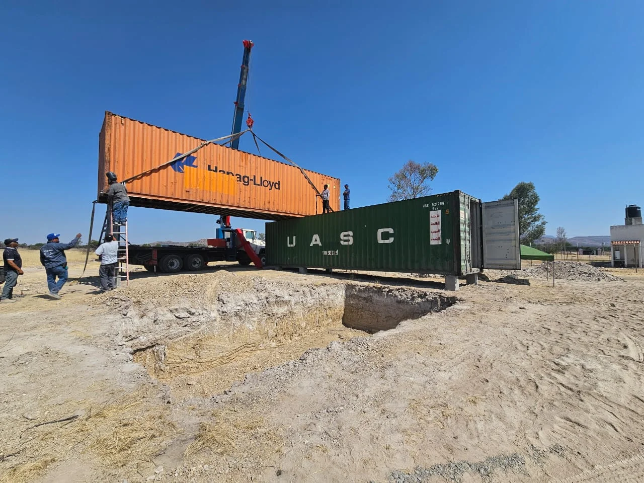 Instalación de contenedores mediante grúa