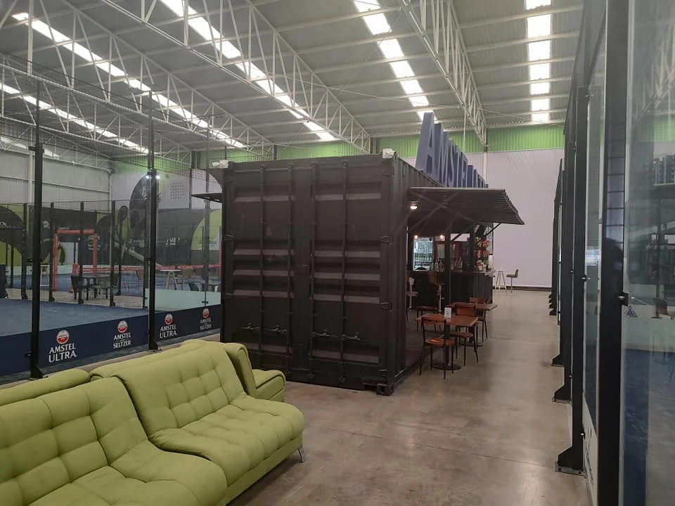 Espacio de convivencia en club de pádel